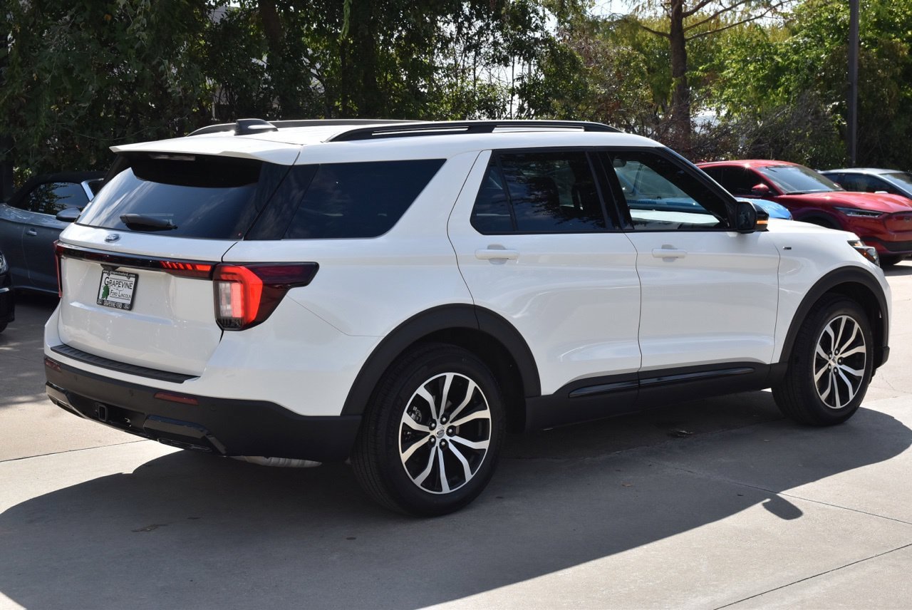 Certified 2025 Ford Explorer ST-Line RWD image 7
