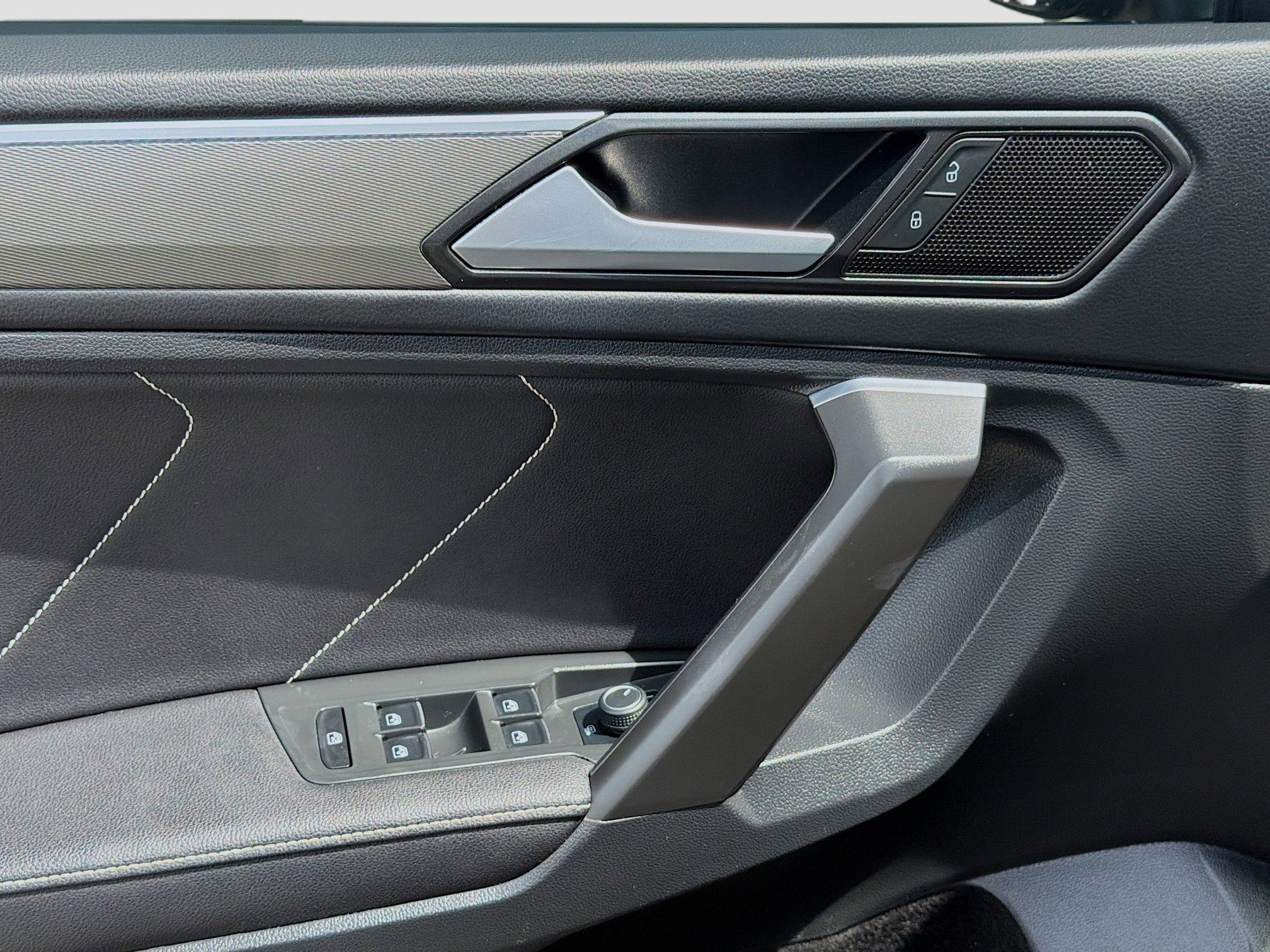 Used 2022 Volkswagen Tiguan SE R-Line FWD image 18