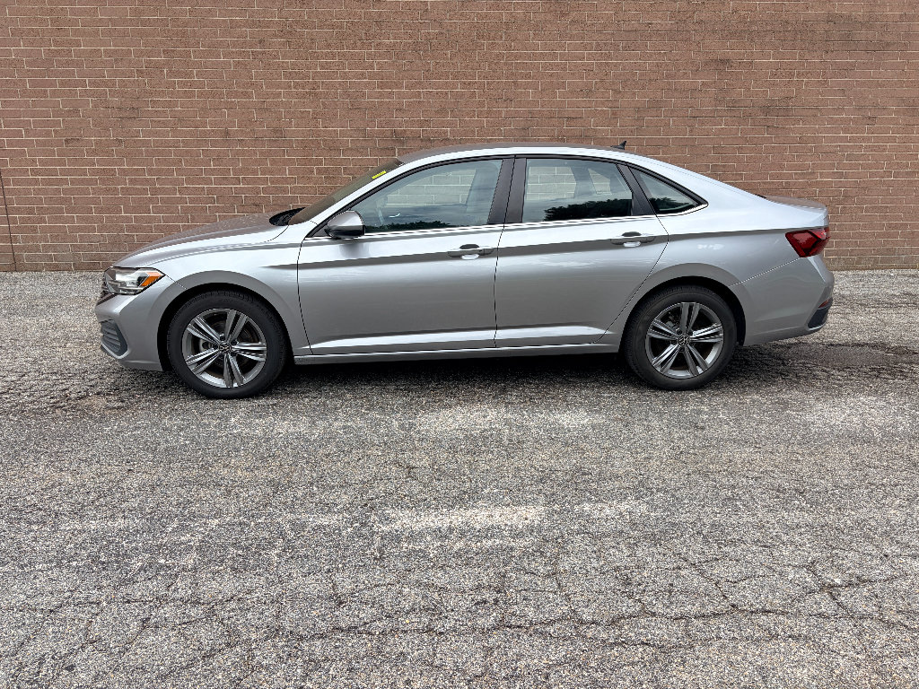 Used 2024 Volkswagen Jetta SE FWD image 2