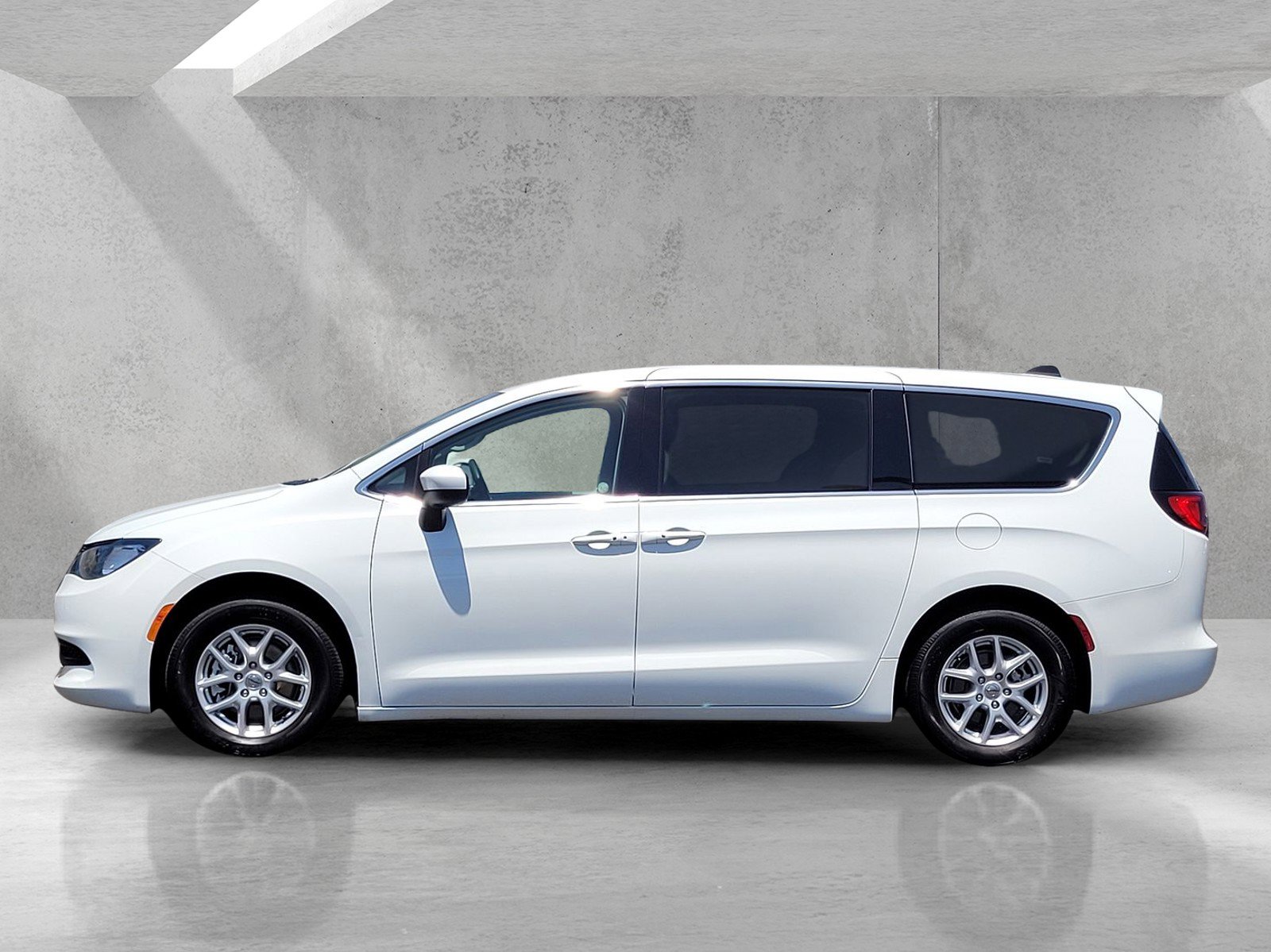Used 2023 Chrysler Voyager LX FWD image 7