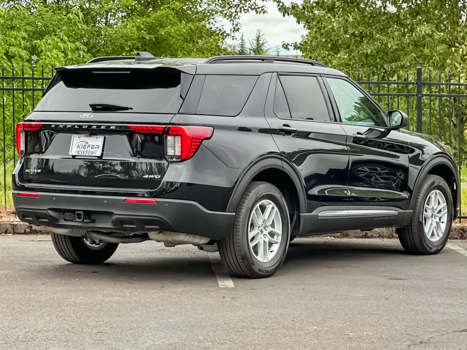 Used 2025 Ford Explorer Active AWD/4WD image 3
