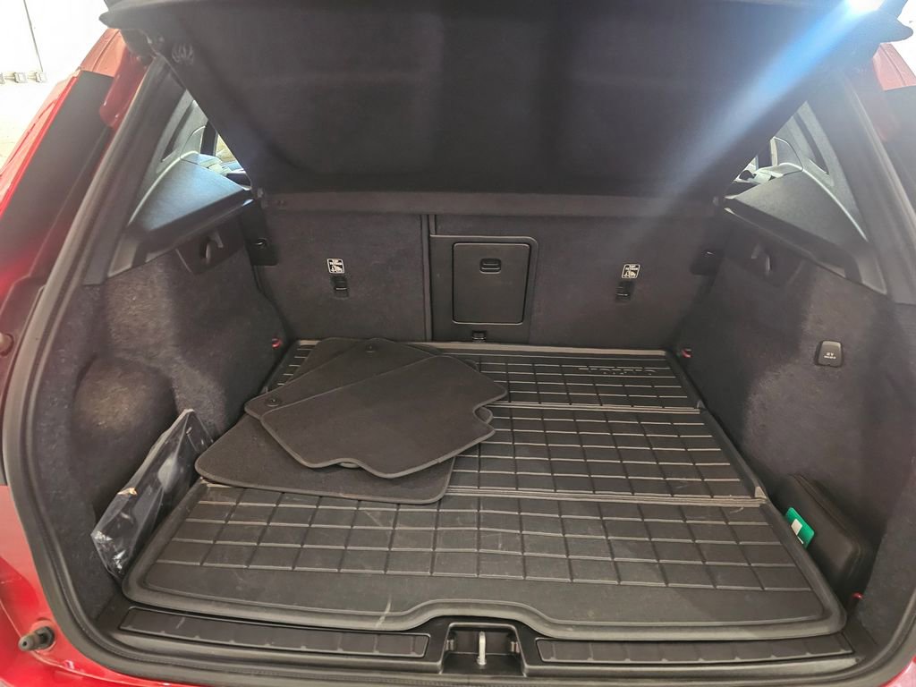 Certified 2025 Volvo XC40 B5 Plus AWD/4WD image 7