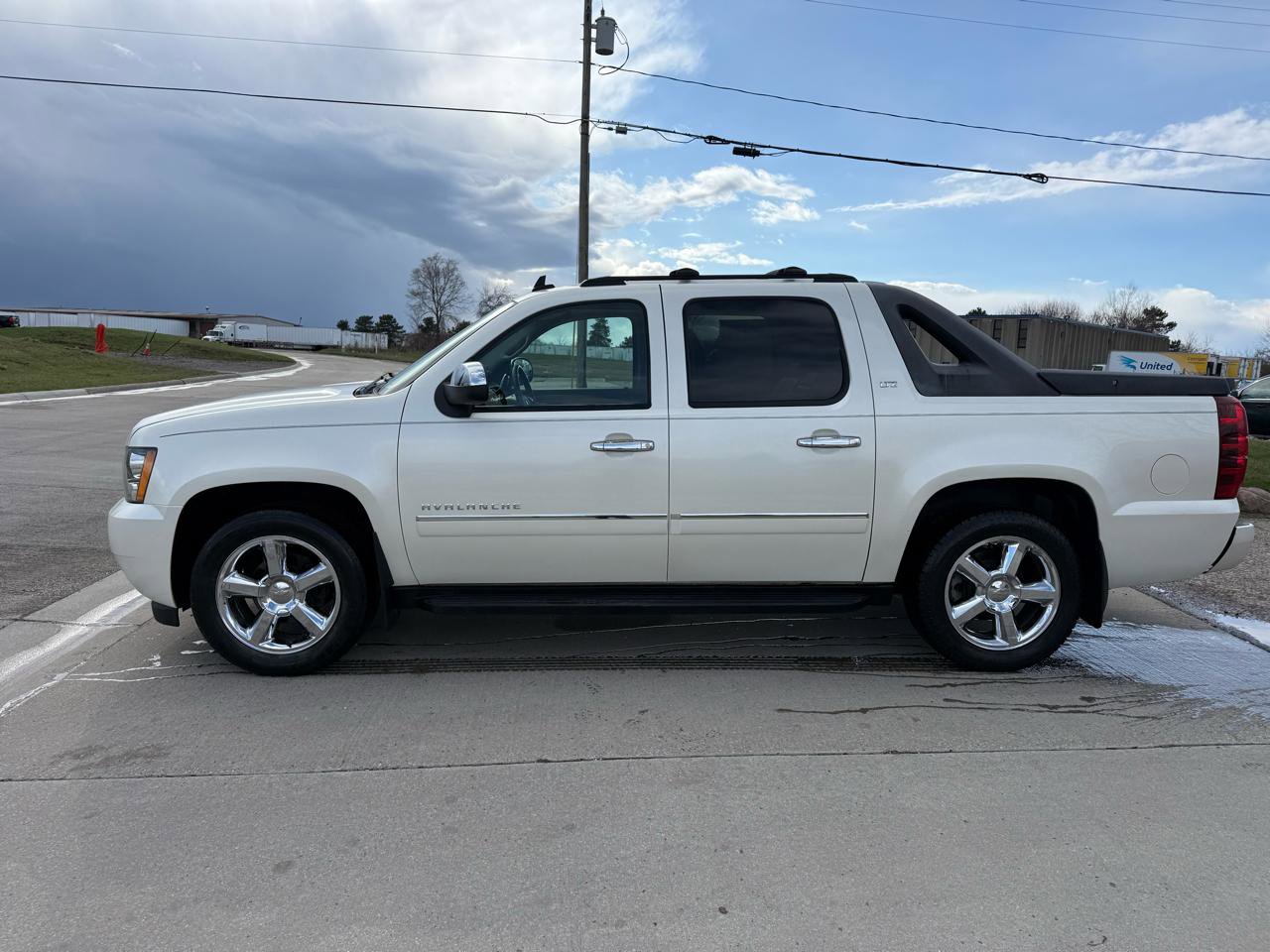 Used 2011 Chevrolet Avalanche LTZ image 10