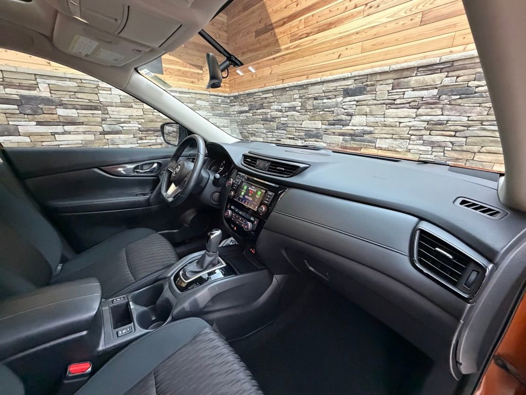Used 2018 Nissan Rogue SV w/ Sun & Sound Touring Package image 13