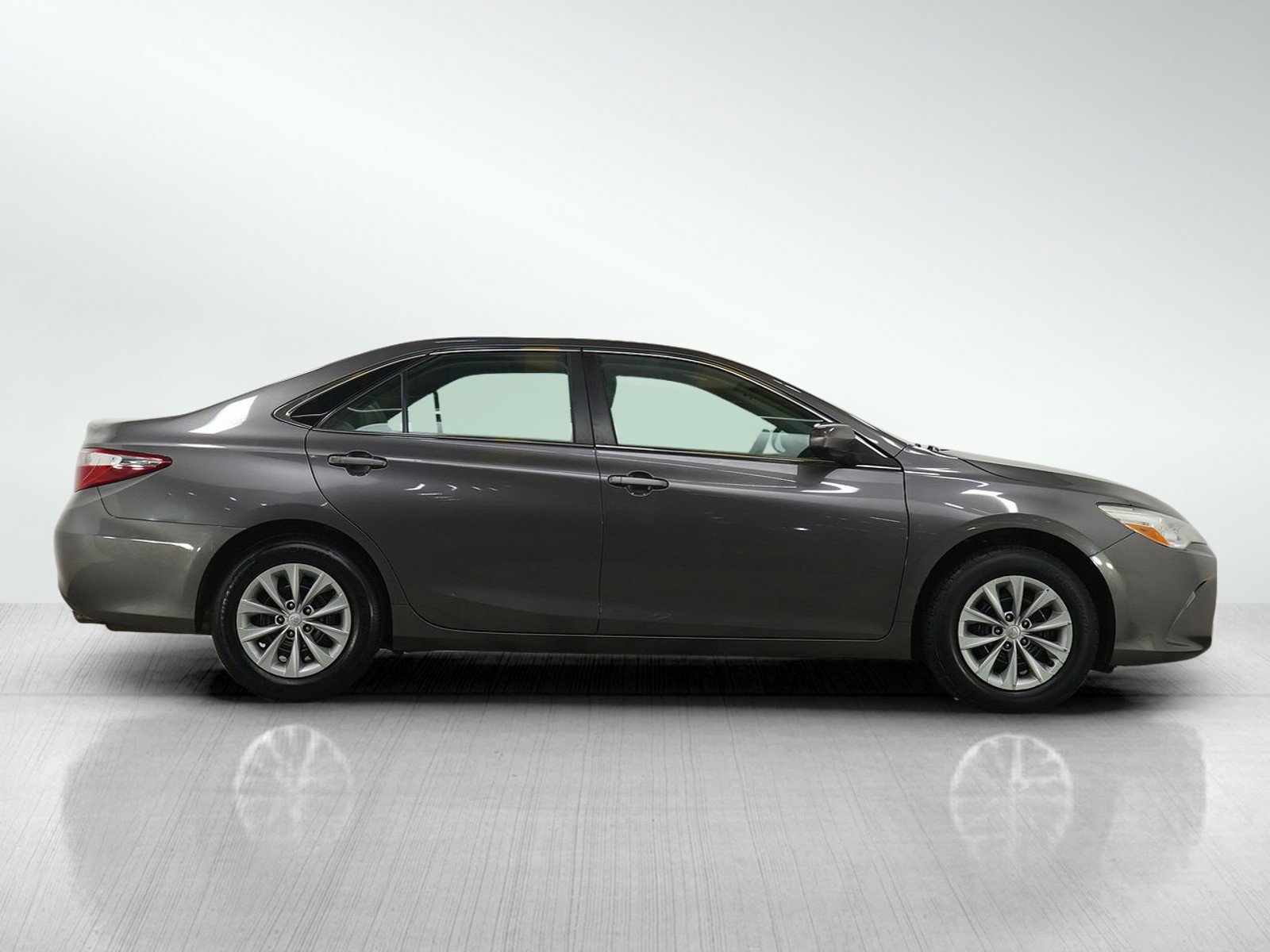 Used 2015 Toyota Camry LE image 7