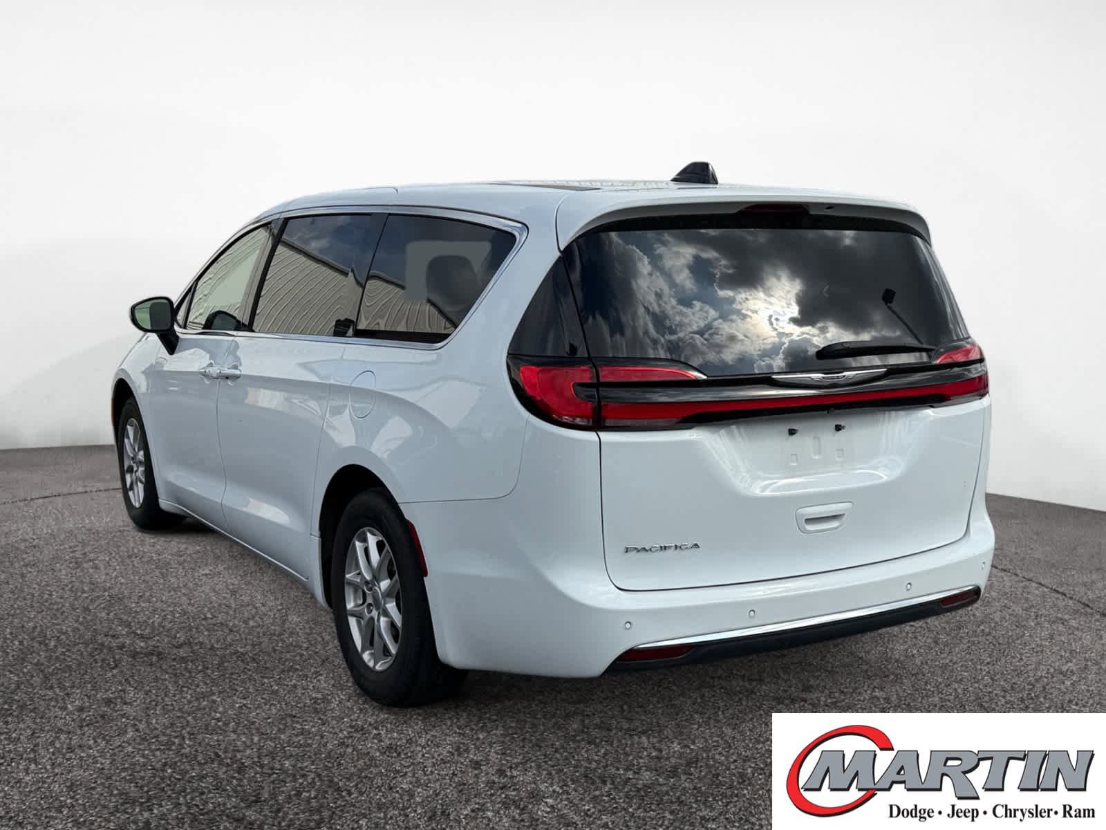 Used 2023 Chrysler Pacifica Touring-L FWD image 7