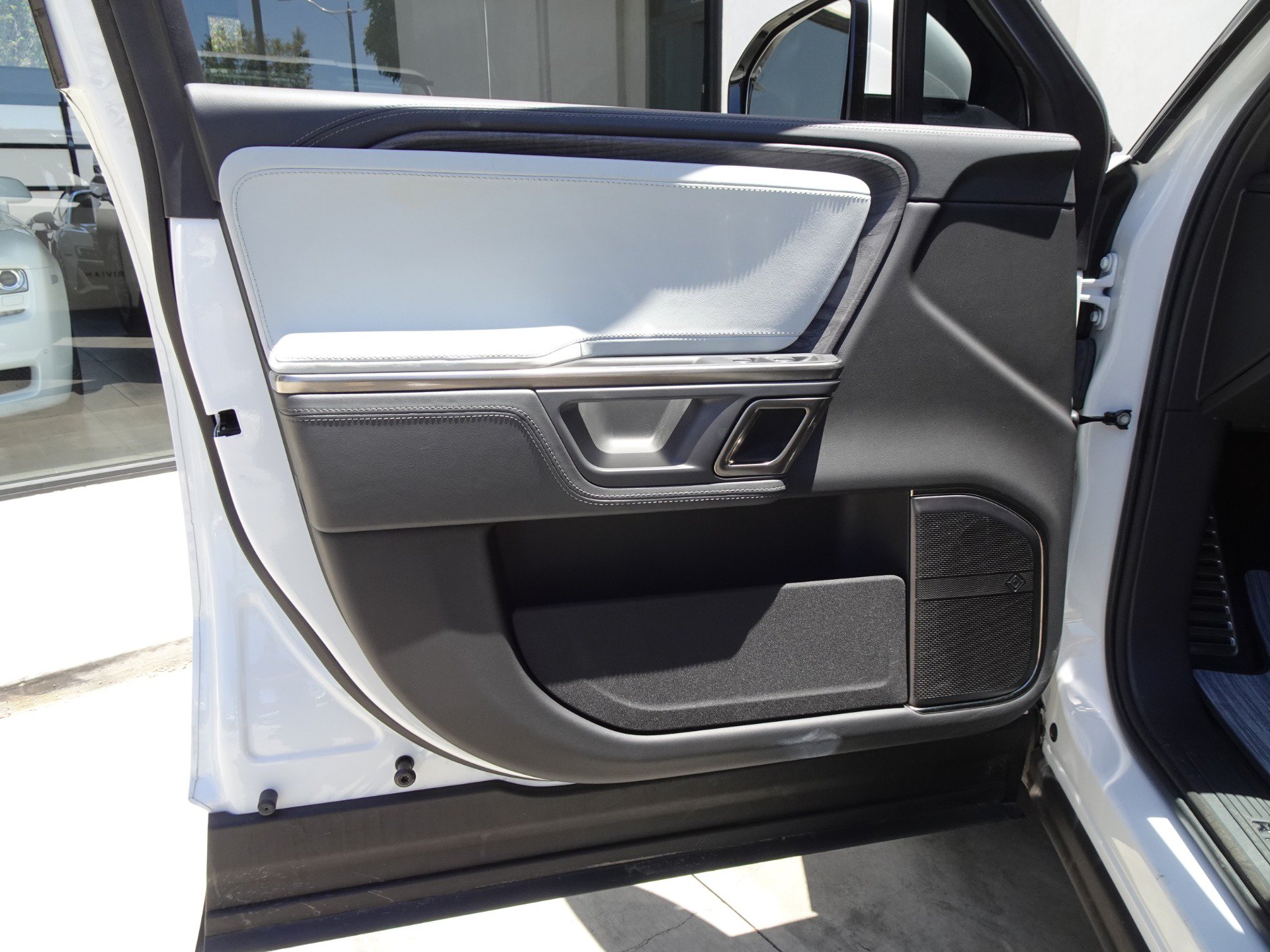 Used 2024 Rivian R1S Adventure AWD/4WD image 13