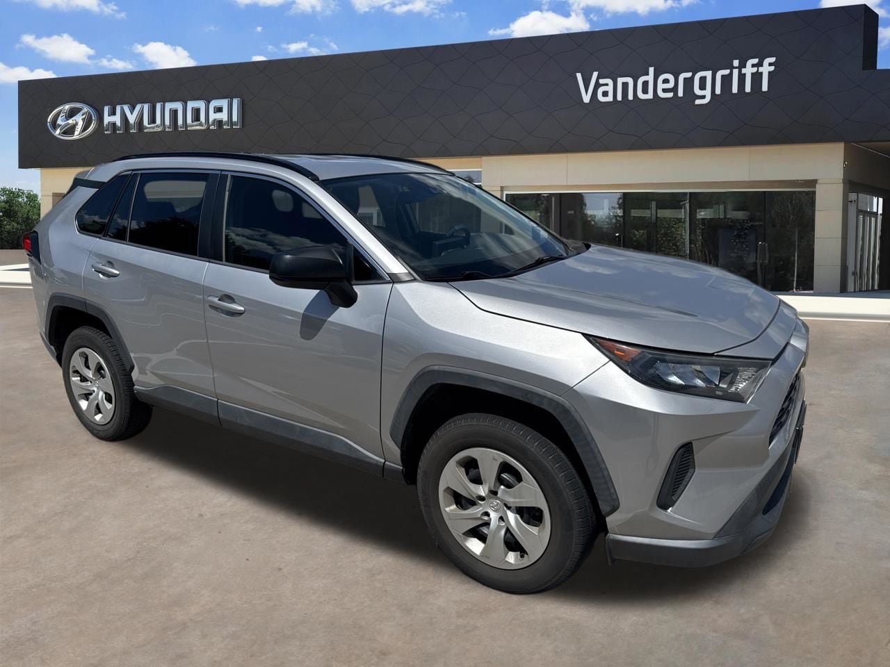 Used 2019 Toyota RAV4 LE FWD image 1