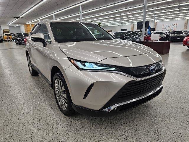 Used 2023 Toyota Venza XLE AWD/4WD image 3