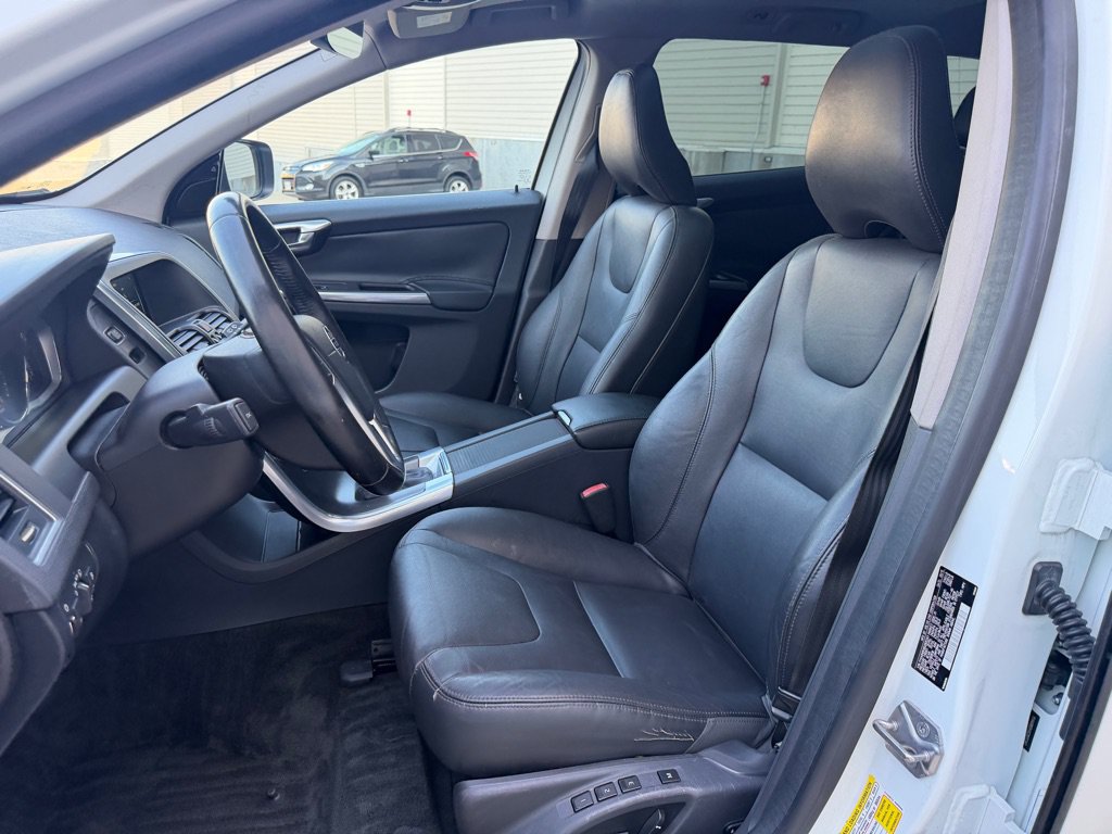 Used 2016 Volvo XC60 T5 Premier w/ Proximity Package FWD image 13
