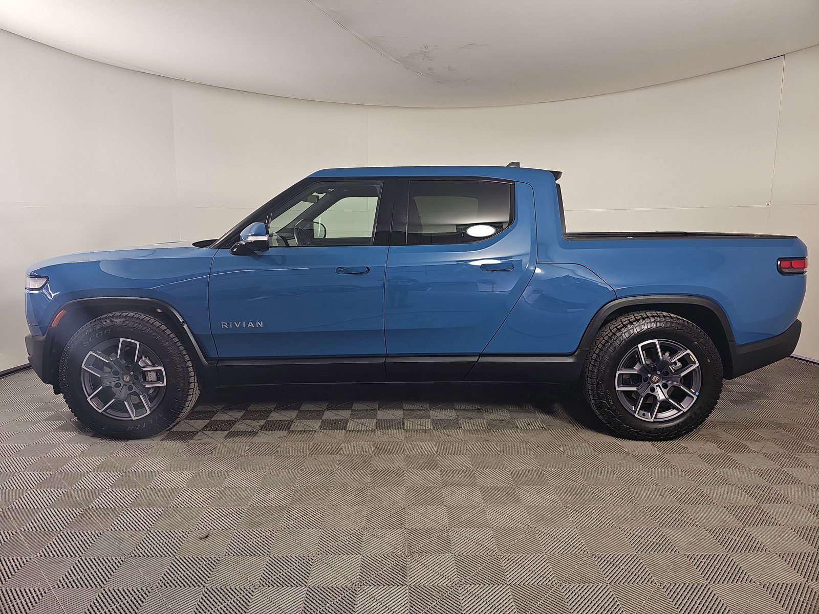 Used 2024 Rivian R1T Adventure AWD/4WD image 2