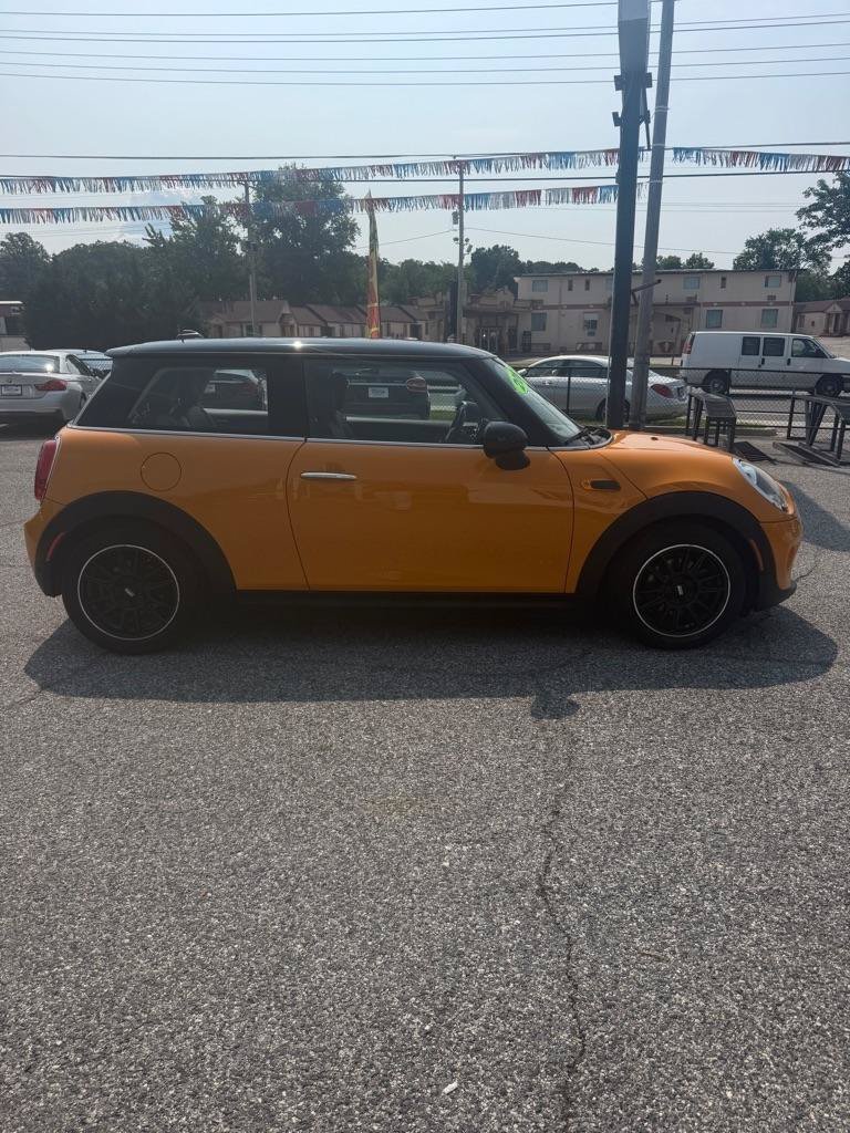 Used 2018 MINI Cooper 2-Door Hardtop w/ Cold Weather Package FWD image 5
