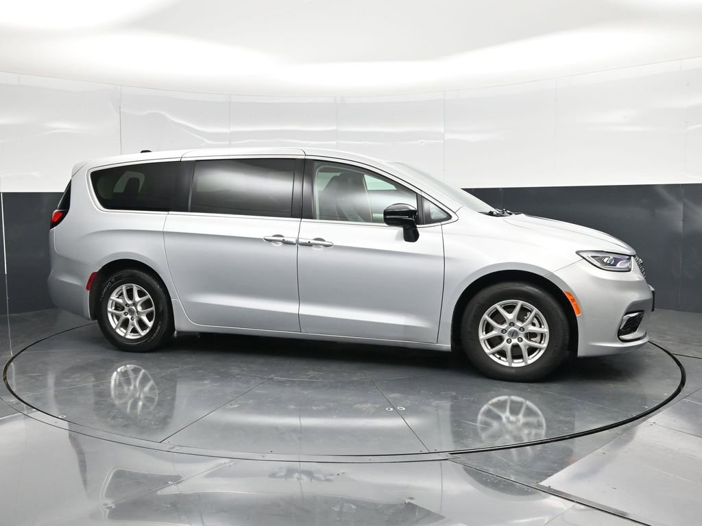 Used 2024 Chrysler Pacifica Touring-L FWD image 3