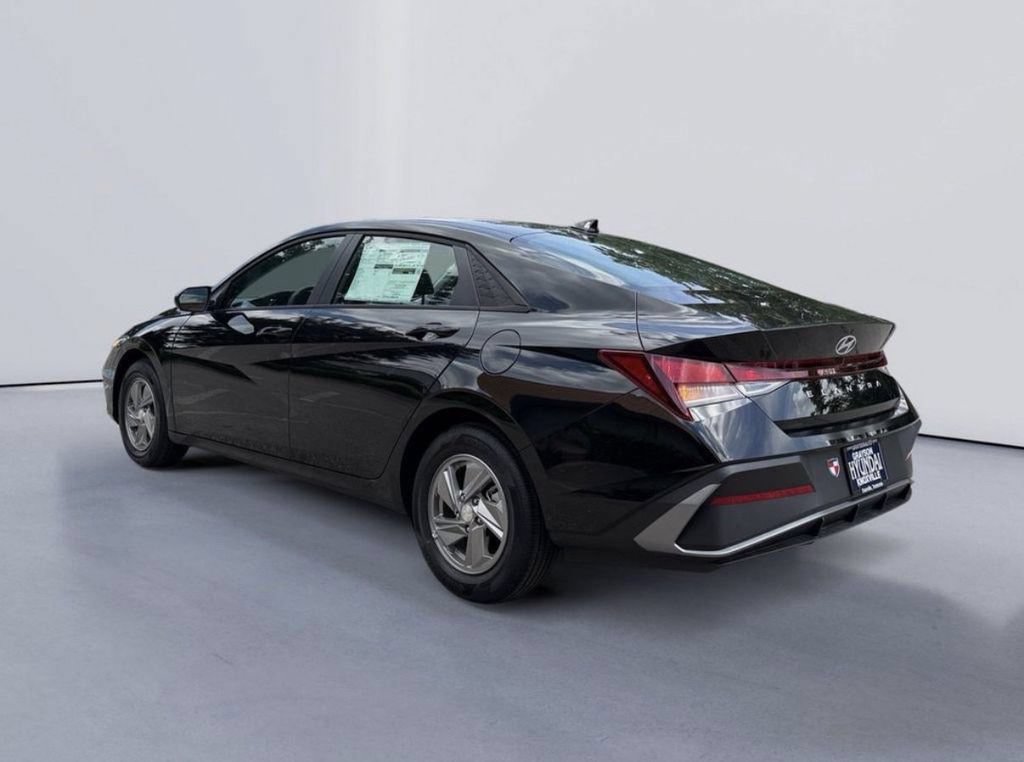 New 2026 Hyundai Elantra SE FWD image 5