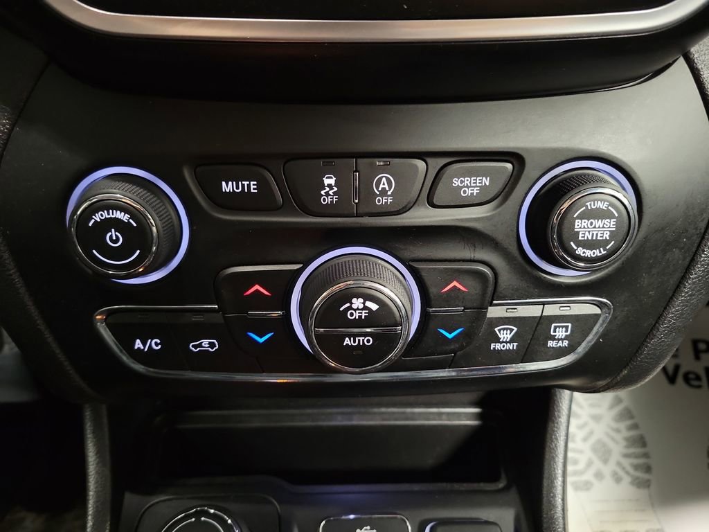 Used 2019 Jeep Cherokee Latitude Plus w/ Comfort/Convenience Group image 18