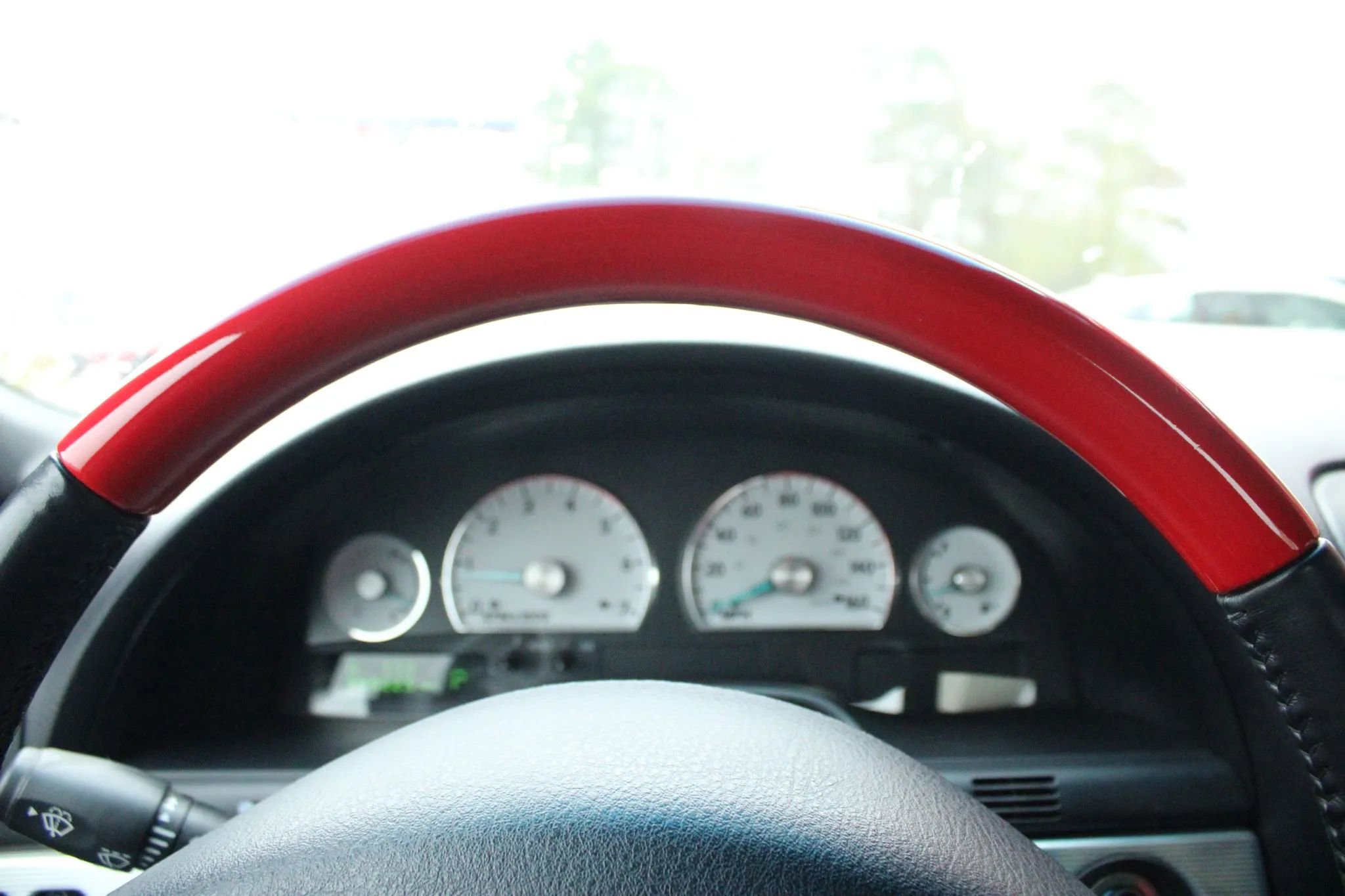 Used 2004 Ford Thunderbird image 29