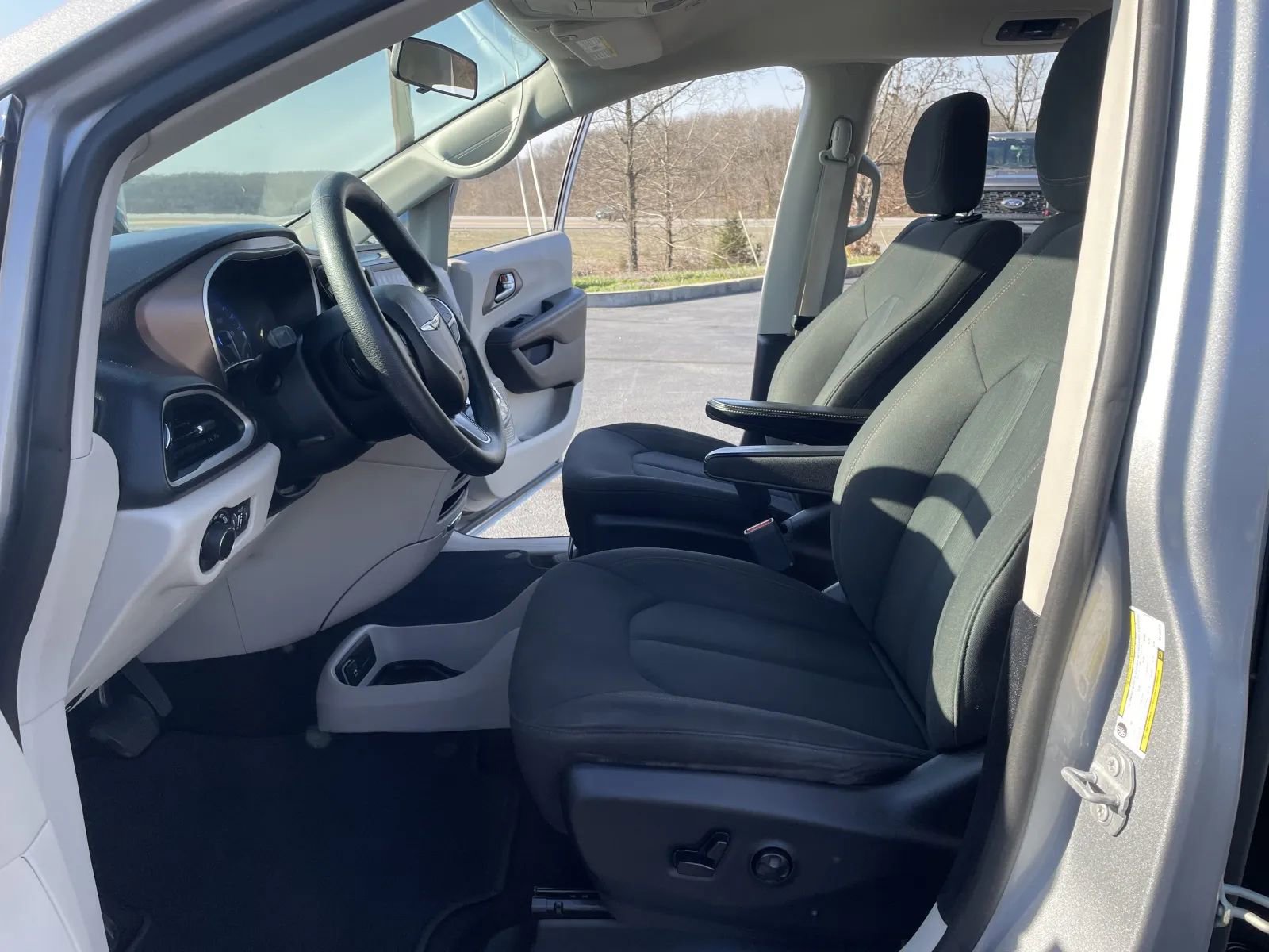 Used 2019 Chrysler Pacifica LX image 32