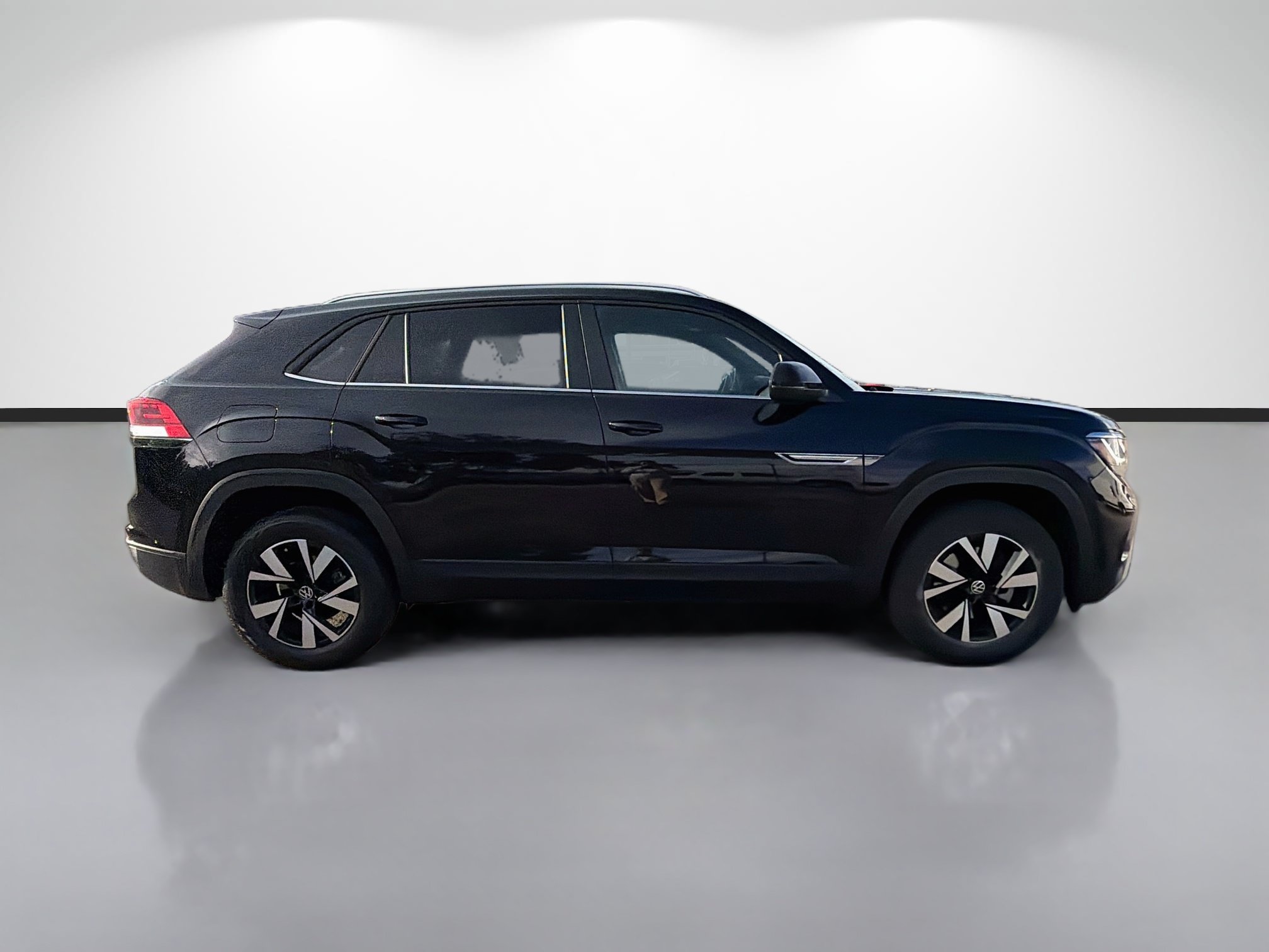 Used 2023 Volkswagen Atlas Cross Sport SE AWD/4WD image 2