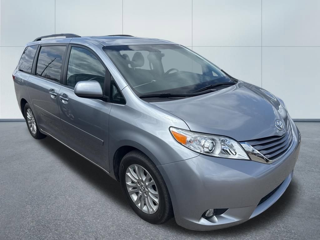 Used 2017 Toyota Sienna XLE w/ XLE Navigation Package FWD image 6