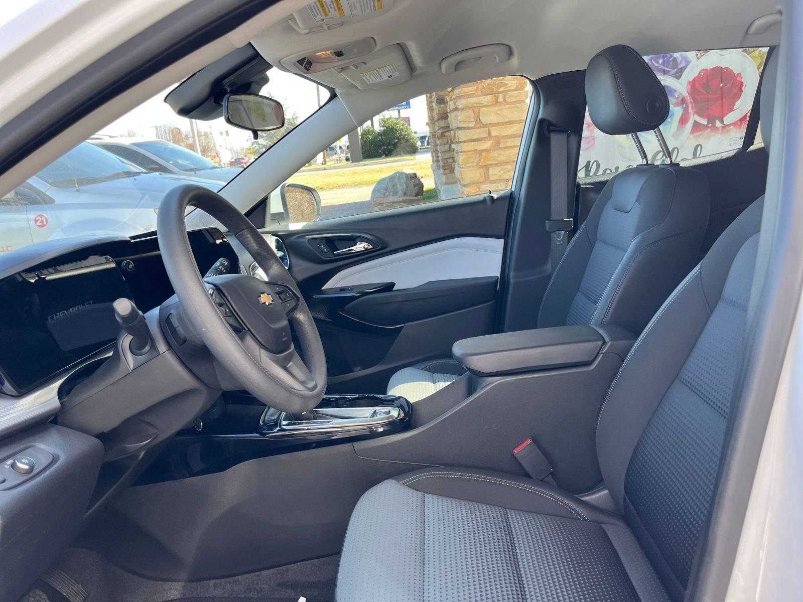 Used 2025 Chevrolet Trax LT image 25