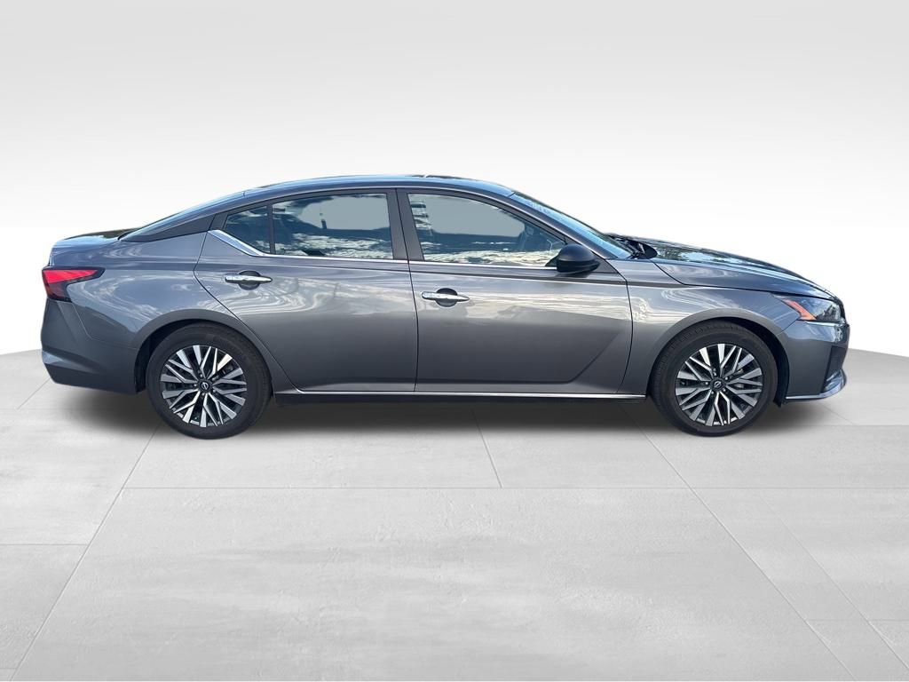 Used 2024 Nissan Altima 2.5 SV image 8