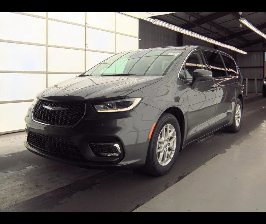 Used 2023 Chrysler Pacifica Touring-L image 2