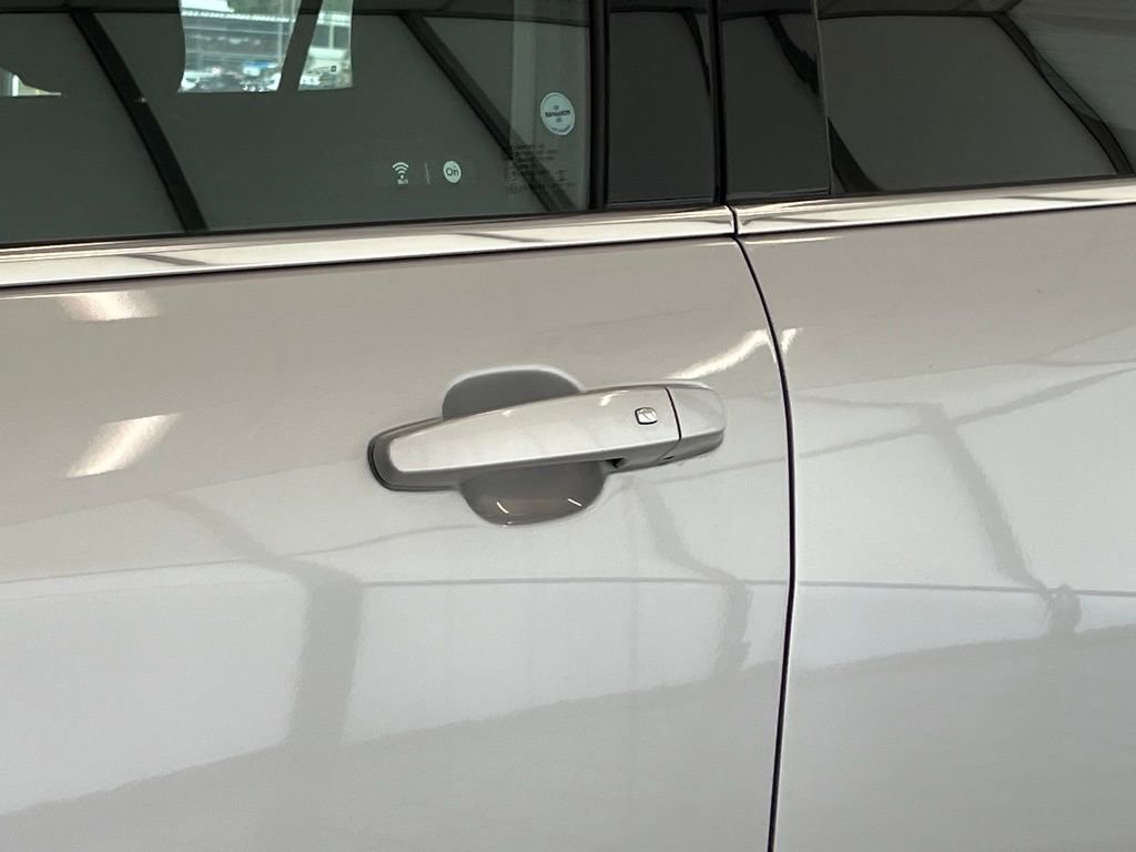 Used 2019 Chevrolet Equinox LT w/ Driver Convenience Package image 13