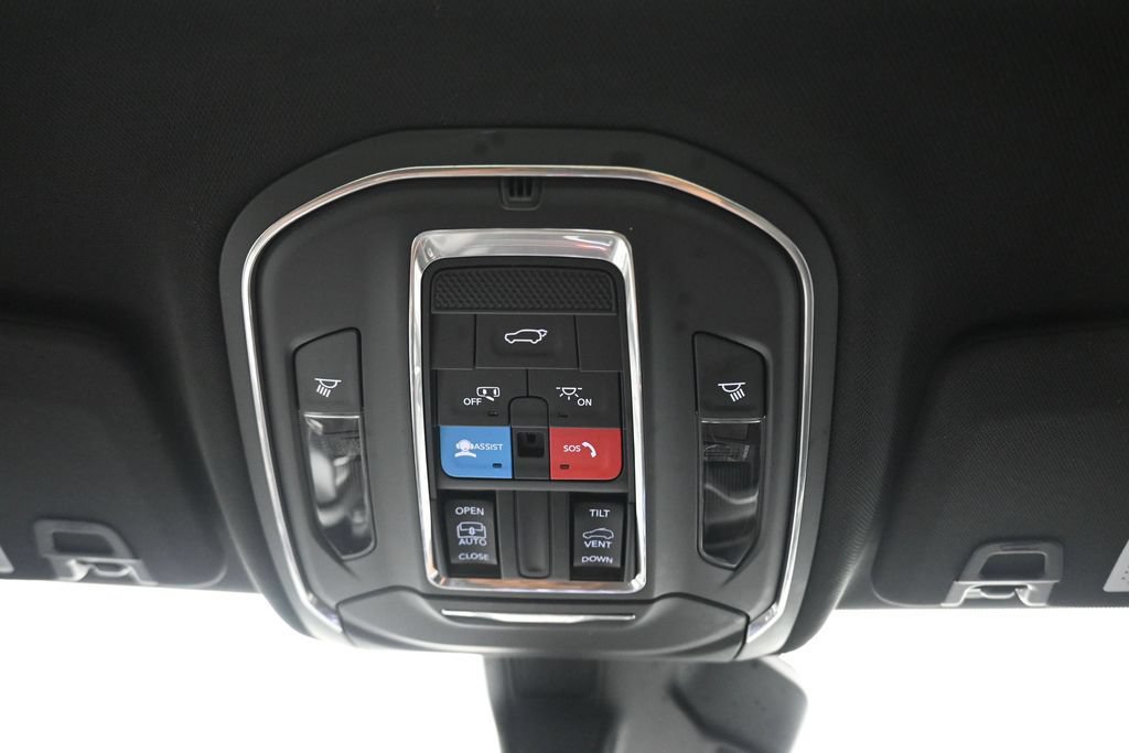 Used 2025 Jeep Grand Cherokee L Altitude AWD/4WD image 28