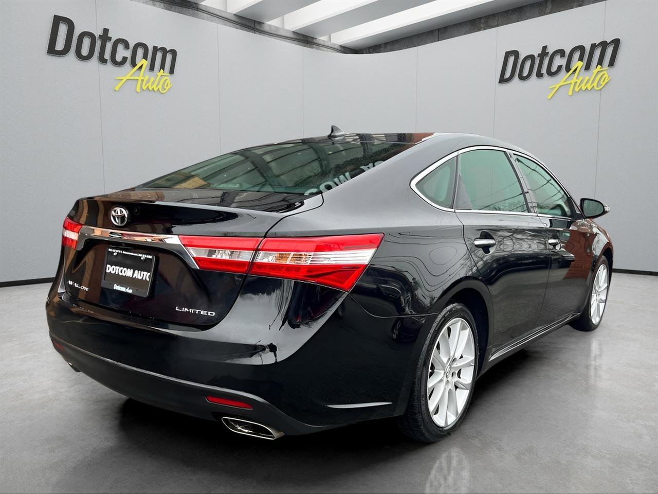 Used 2013 Toyota Avalon Limited w/ Technology Pkg FWD image 11