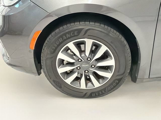 Used 2021 Chrysler Pacifica Touring-L w/ Uconnect Theater Family Group image 27