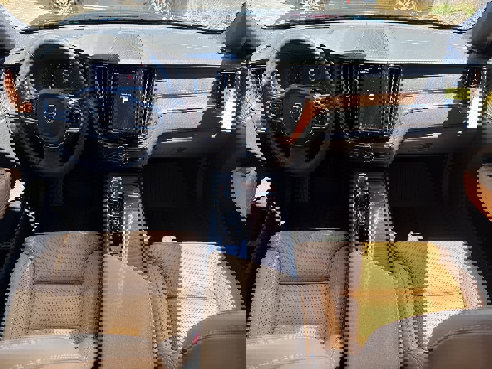 Certified 2025 Volvo XC60 B5 Ultra w/ Protection Package Premier image 18