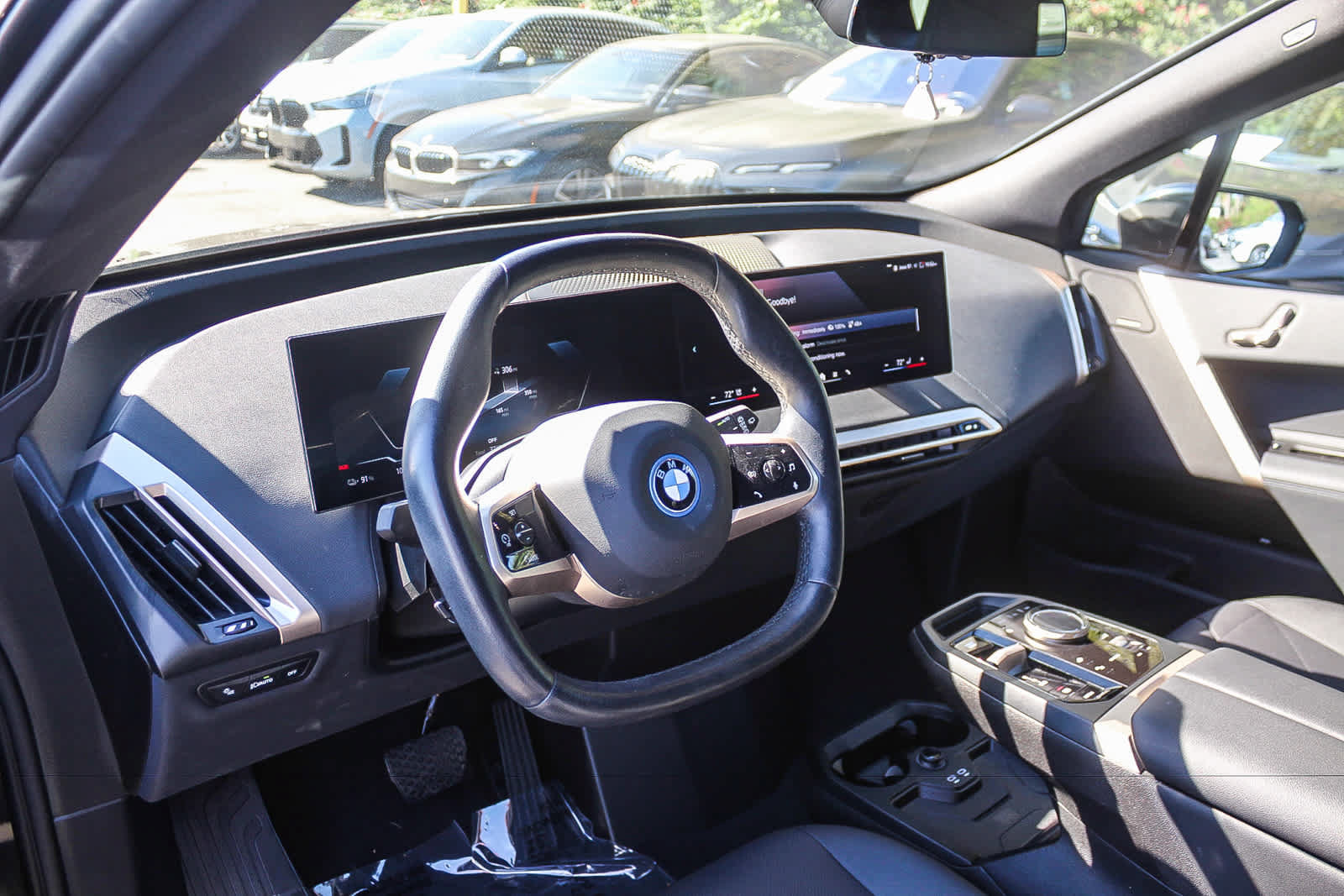 Used 2024 BMW iX xDrive50 w/ Sport Package AWD/4WD image 16