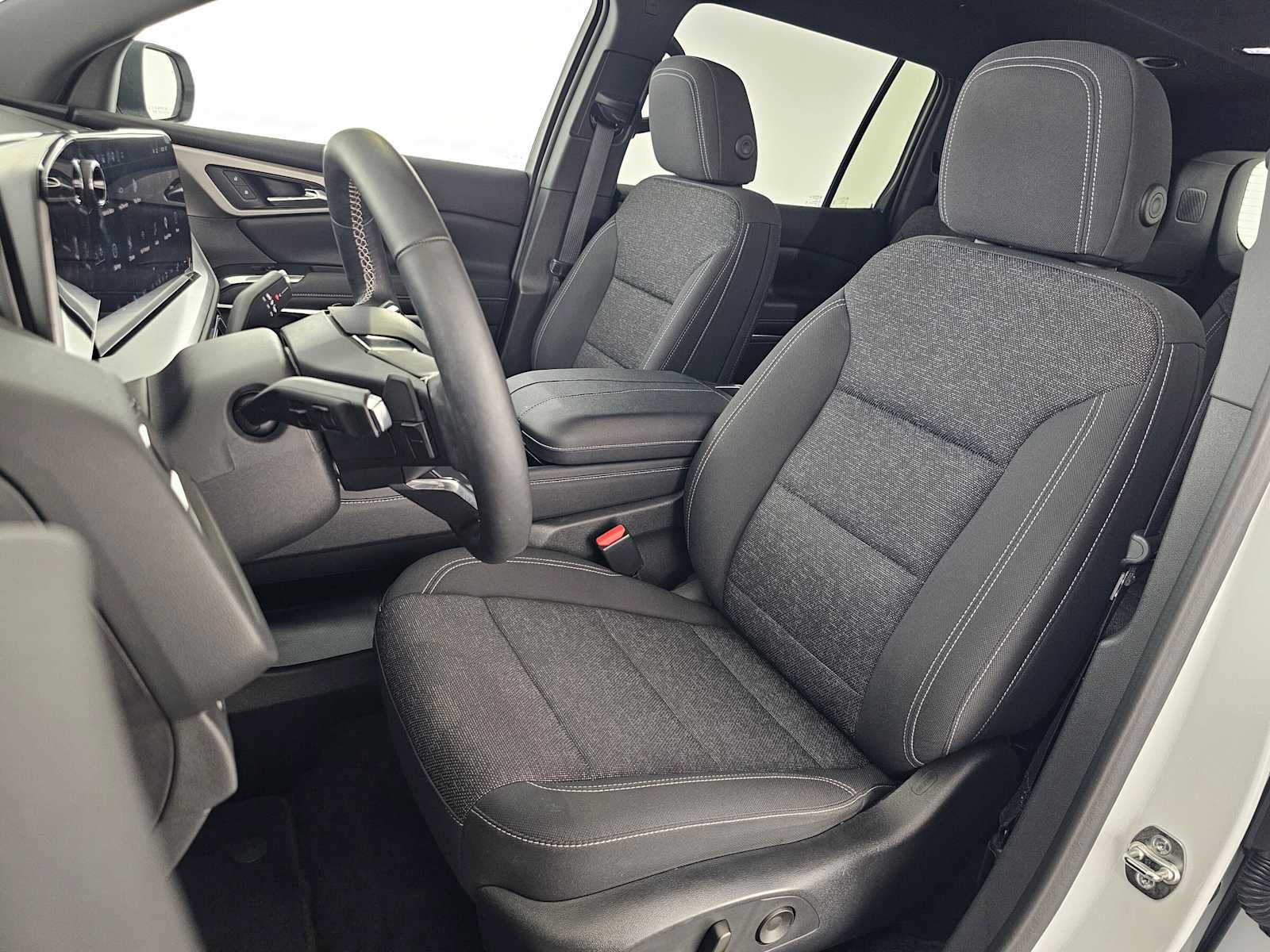 Used 2025 Chevrolet Traverse LT FWD image 23