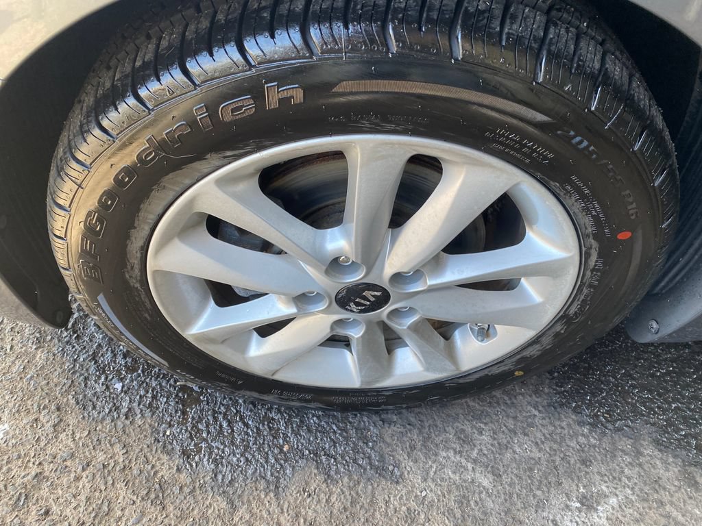 Used 2017 Kia Forte S w/ S Premium Package FWD image 9