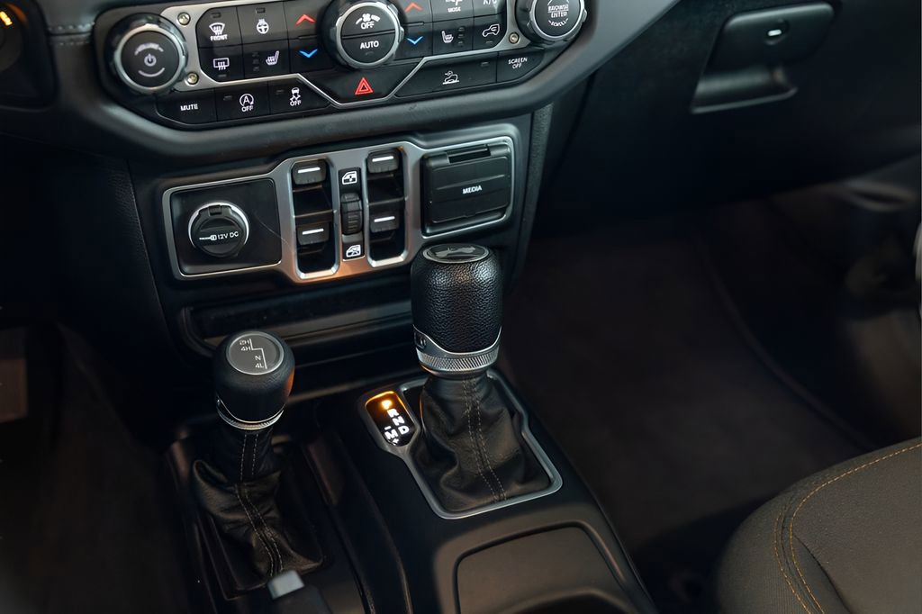 Used 2025 Jeep Wrangler Unlimited Sahara AWD/4WD image 40