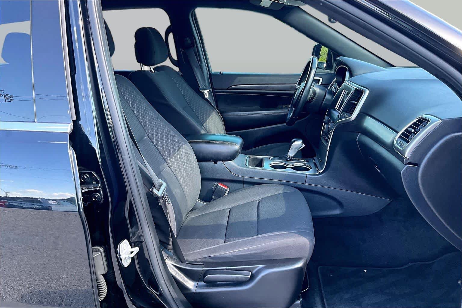 Used 2018 Jeep Grand Cherokee Laredo RWD image 9