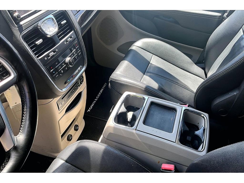 Used 2013 Chrysler Town & Country Touring-L w/ Entertainment Group #2 image 14