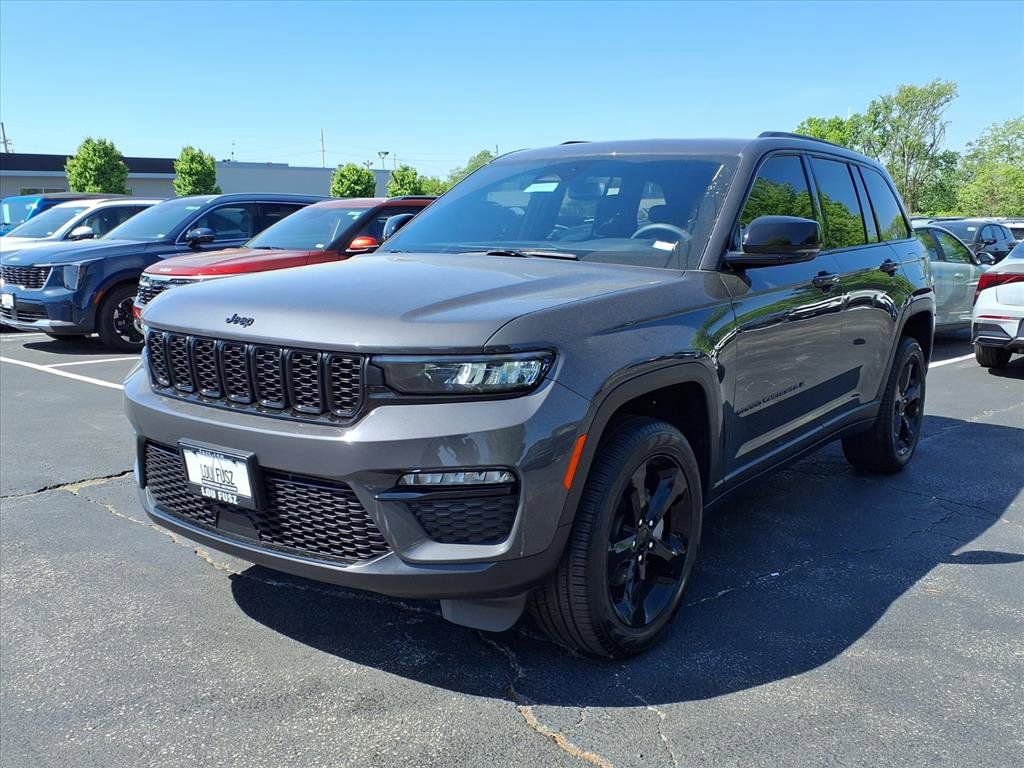 Used 2024 Jeep Grand Cherokee Limited w/ Black Appearance Package AWD/4WD image 33