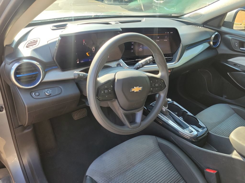 Used 2025 Chevrolet Trax LT FWD image 22
