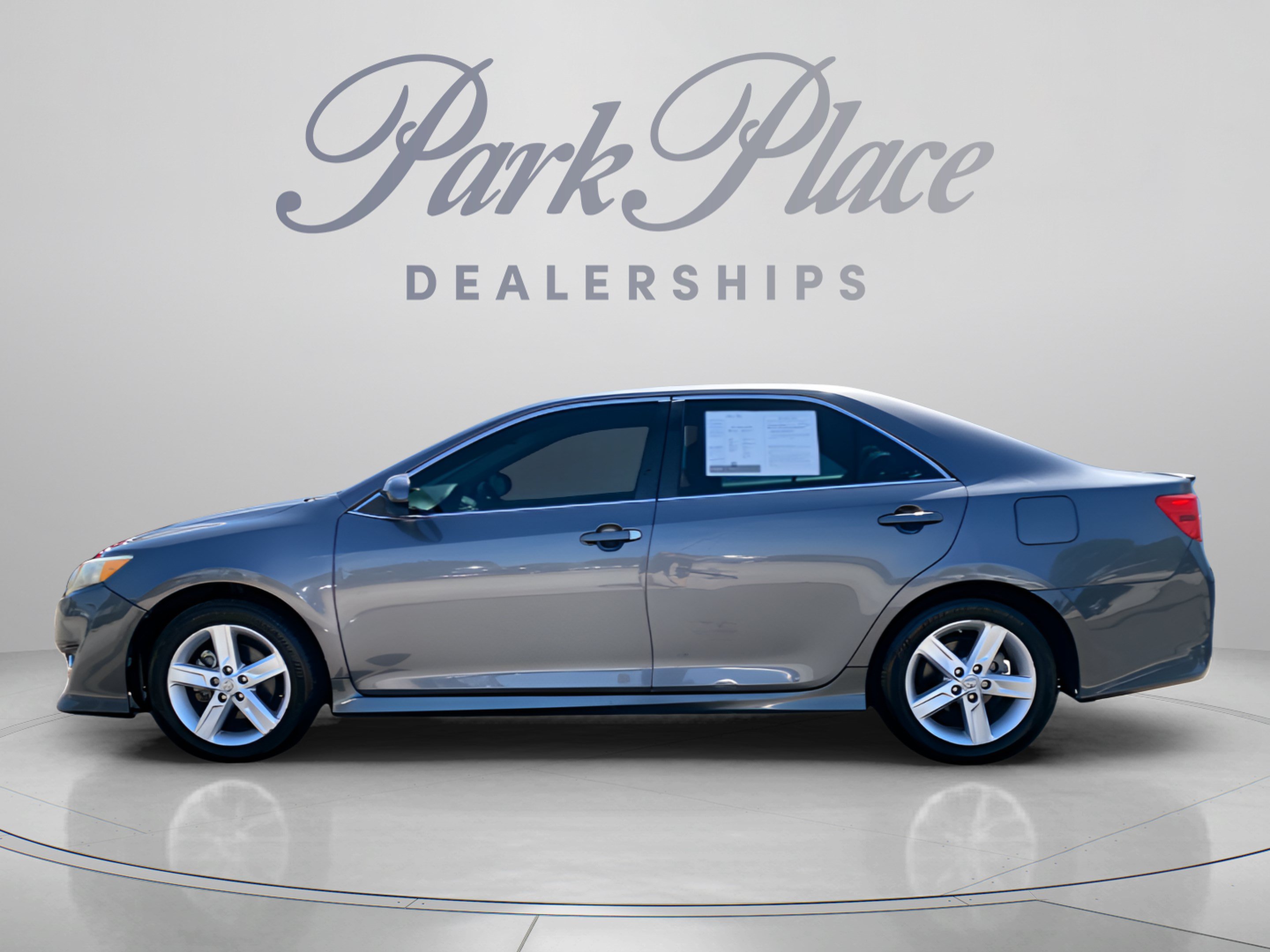 Used 2013 Toyota Camry SE FWD image 2