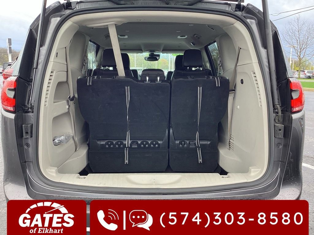 Used 2023 Chrysler Pacifica Touring-L FWD image 11