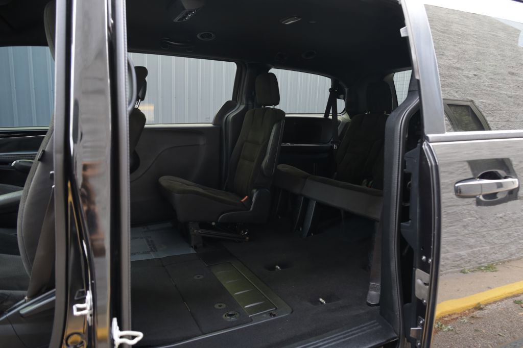 Used 2018 Dodge Grand Caravan SE FWD image 18