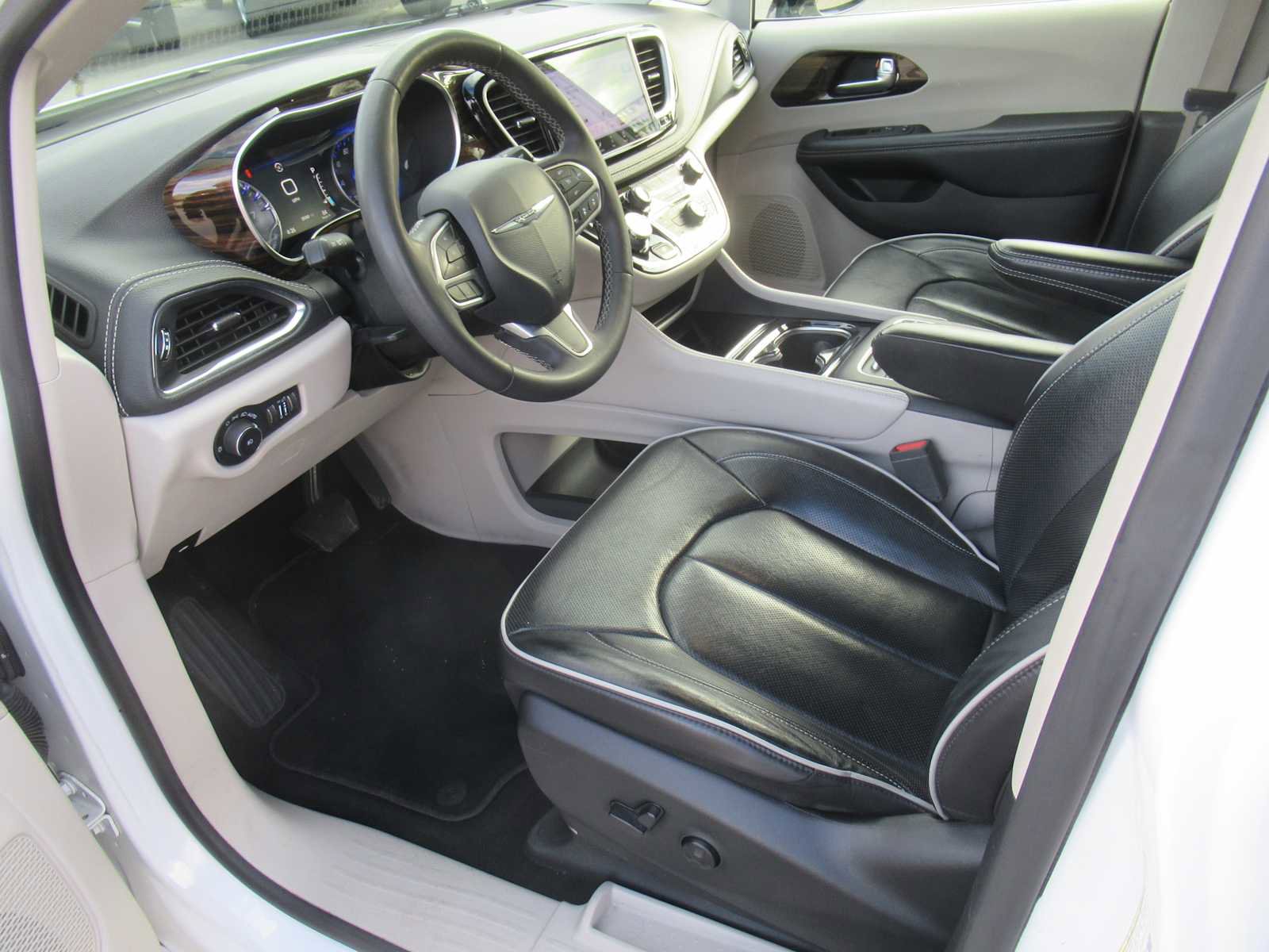 Used 2023 Chrysler Pacifica Limited image 20