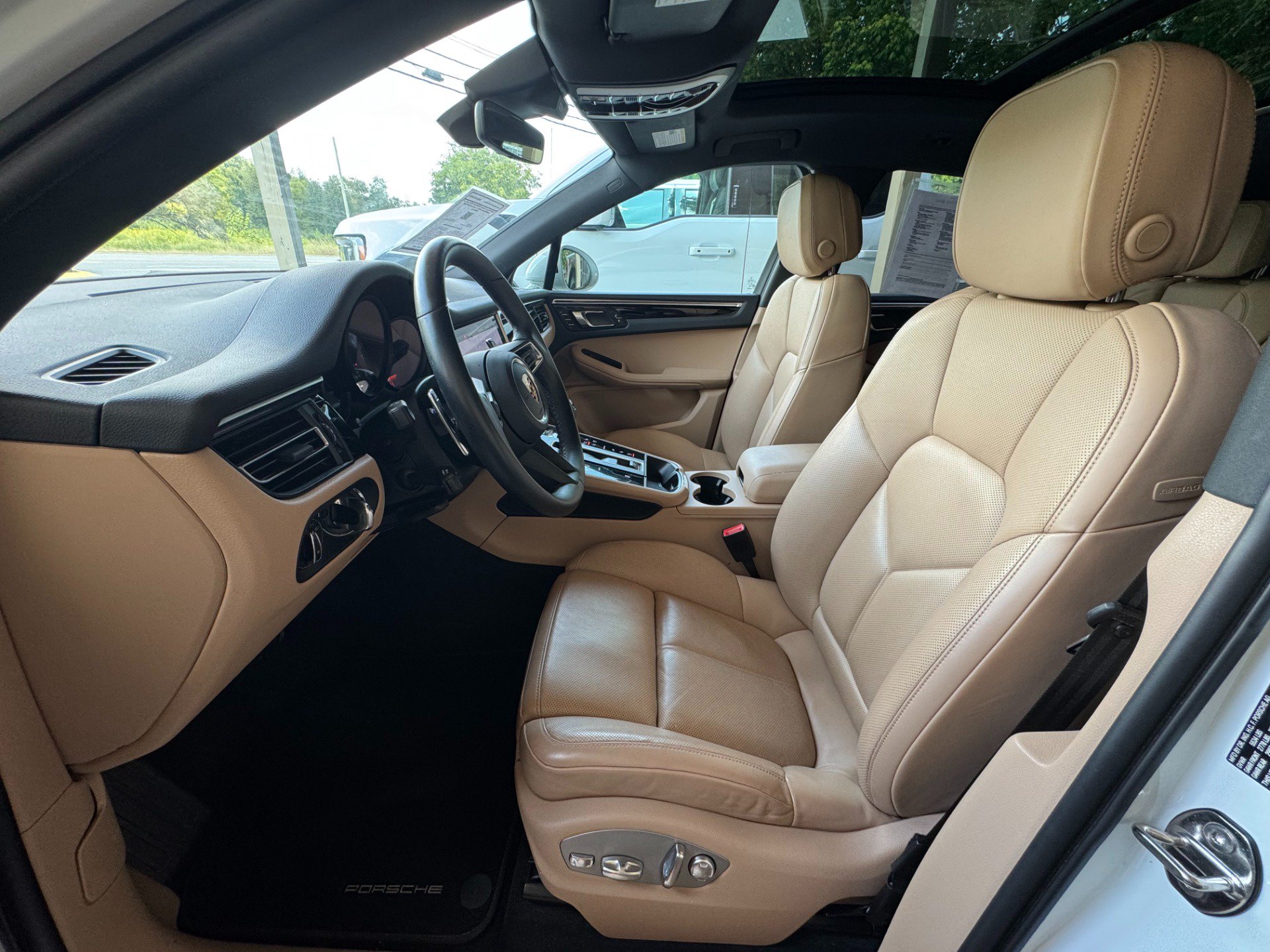 Used 2024 Porsche Macan AWD/4WD image 8