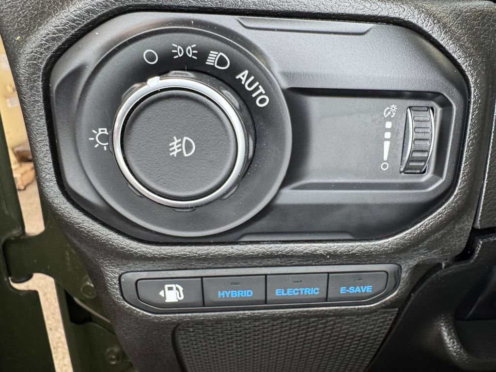 Used 2023 Jeep Wrangler Unlimited Sahara w/ Cold Weather Group AWD/4WD image 13