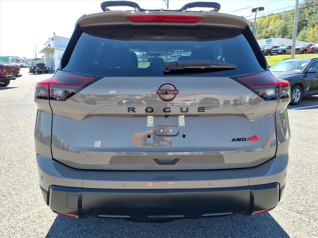Used 2025 Nissan Rogue SV w/ Rock Creek Premium Package image 5
