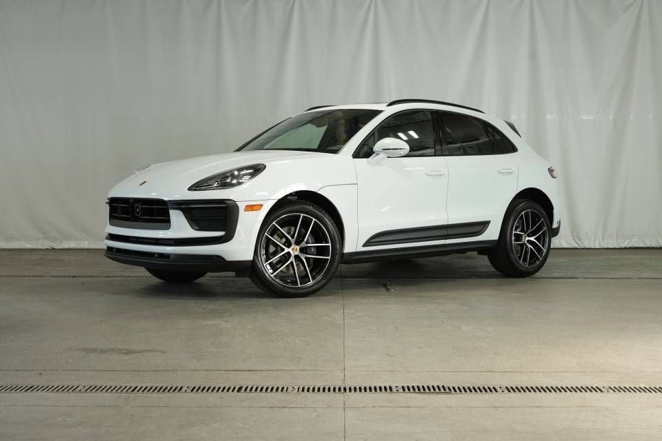 Certified 2025 Porsche Macan AWD/4WD image 1