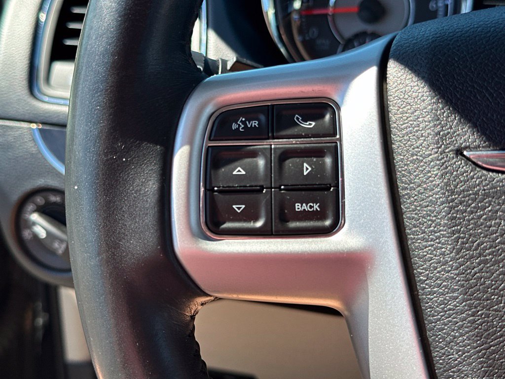 Used 2014 Chrysler Town & Country Touring FWD image 33