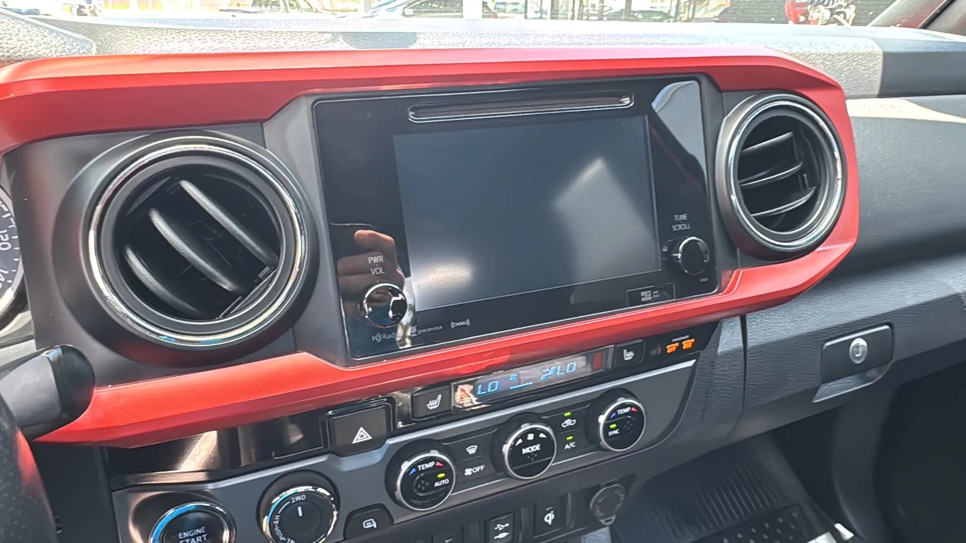 Used 2017 Toyota Tacoma TRD Off-Road w/ Premium & Technology Package AWD/4WD image 17