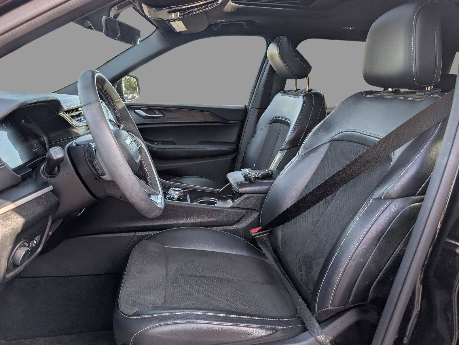 Used 2025 Jeep Grand Cherokee L Altitude RWD image 17